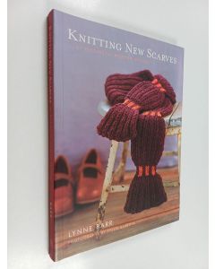 Kirjailijan Lynne Barr käytetty kirja Knitting New Scarves : 27 Distinctly Modern Designs