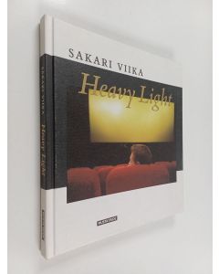 Kirjailijan Sakari Viika käytetty kirja Heavy light