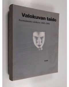 Tekijän Jukka ym. Kukkonen  käytetty kirja Valokuvan taide : suomalainen valokuva 1842-1992