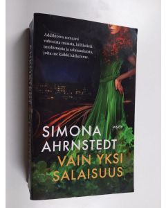 Kirjailijan Simona Ahrnstedt käytetty kirja Vain yksi salaisuus