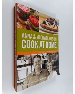 Kirjailijan Anna Olson & Michael Olson käytetty kirja Anna and Michael Olson Cook at Home - Recipes for Everyday and Every Occasion