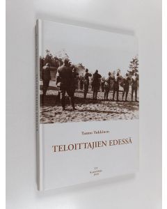 Kirjailijan Tauno Tukkinen käytetty kirja Teloittajien edessä : ihmiskohtaloita Karjalohjalla, Sammatissa, Nummella, Pusulassa, Nurmijärvellä, Vihdissä ja Inkoossa 1918