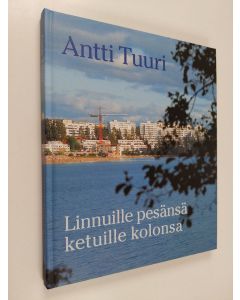 Kirjailijan Antti Tuuri käytetty kirja Linnuille pesänsä, ketuille kolonsa : asuntorakentamisen viisi värikästä vuosikymmentä