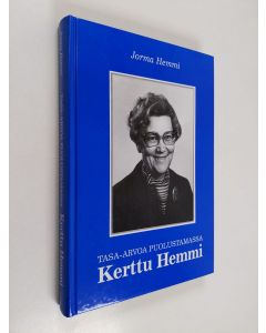 Kirjailijan Jorma Hemmi käytetty kirja Tasa-arvoa puolustamassa : Kerttu Hemmi