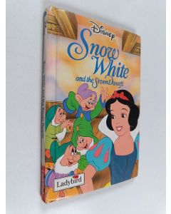 Tekijän Walt Disney  käytetty kirja Snow White and the Seven Dwarfs
