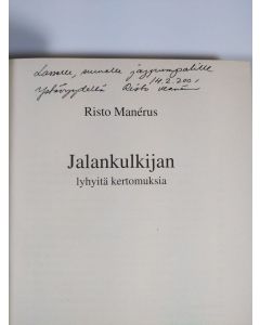 Kirjailijan Risto Manerus käytetty kirja Jalankulkijan lyhyitä kertomuksia (signeerattu)