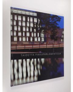 Tekijän Liisa Lindgren  käytetty kirja Taidetta Pikkuparlamentissa : Puun kansasta Menneisiin ritareihin
