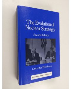 Kirjailijan Lawrence Freedman käytetty kirja The Evolution of Nuclear Strategy