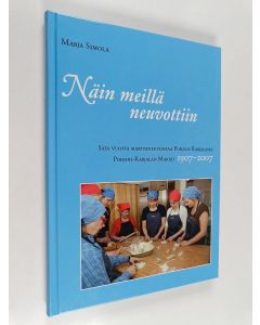 Kirjailijan Marja Simola käytetty kirja Näin meillä neuvottiin : sata vuotta marttaneuvontaa Pohjois-Karjalassa : Pohjois-Karjalan martat 1907-2007
