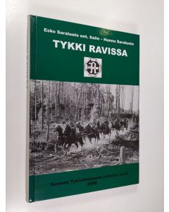 Kirjailijan Esko Saraluoto käytetty kirja Tykki ravissa : stadin kundina tykistösuojeluskunnan poikaosastosta jatkosodan yläsavolaisen raskaan haupitsipatterin tulenjohtajaksi Rukajärven suunnan etulinjan tukikohtiin, rämeille ja kiveliöihin (ERINOMAINEN)