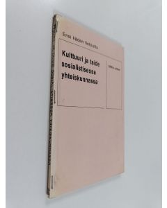 Kirjailijan Werner Kühn & Heinz Knapp käytetty kirja Kulttuuri ja taide sosialistisessa yhteiskunnassa - DDR:n arkea
