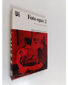 Kirjailijan Roland Möllerfors käytetty kirja Foto-opas 2 : Filmistä negatiiviksi ja kuvaksi
