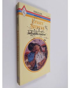 Kirjailijan Lynsey Stevens käytetty kirja Autiomaan hiekkaa