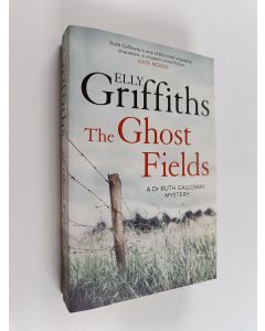 Kirjailijan Elly Griffiths käytetty kirja The ghost fields : a Dr Ruth Galloway mystery