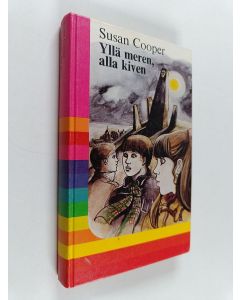 Kirjailijan Susan Cooper käytetty kirja Yllä meren, alla kiven