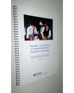 Kirjailijan Aira Davidsson käytetty teos Viestintä-, vuorovaikutus- ja kulttuurikompetenssi henkilöstön vahvuutena : tutkimus kansainvälisen kaupan ammattilaisille vuosina 1967-2002 kertyneestä osaamisesta