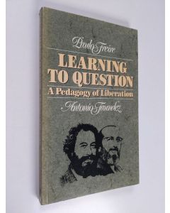 Kirjailijan Paulo Freire käytetty kirja Learning to question : a pedagogy of liberation