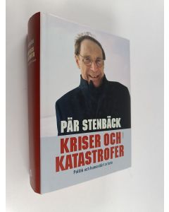Kirjailijan Pär Stenbäck käytetty kirja Kriser och katastrofer : Politik och humanitärt arbete