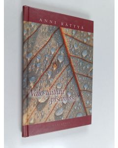 Kirjailijan Anni Rättyä käytetty kirja Valo taittuu pisaroissa