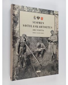 Kirjailijan Erkki-Sakari Harju käytetty kirja Suomen sotilaskartoitus 400 vuotta