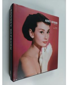 Kirjailijan Yann-Brice Dherbier käytetty kirja Audrey Hepburn : a life in pictures