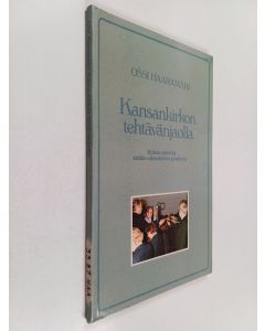 Kirjailijan Ossi Haaramäki käytetty kirja Kansankirkon tehtävänjaolla : kirkon tehtävän kirkko-oikeudellista pohdintaa