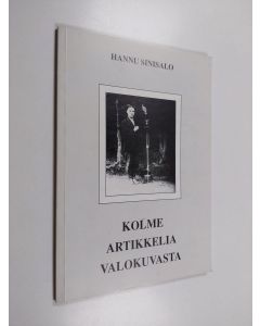 Kirjailijan Hannu Sinisalo käytetty kirja Kolme artikkelia valokuvasta