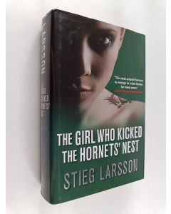 Kirjailijan Stieg Larsson käytetty kirja The girl who kicked the hornet's nest