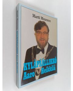Kirjailijan Martti Meuronen käytetty kirja Kyläpäällikkö Aaro Heikkilä