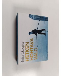 Kirjailijan Juha Itkonen käytetty kirja Hetken hohtava valo (Miki-kirja)