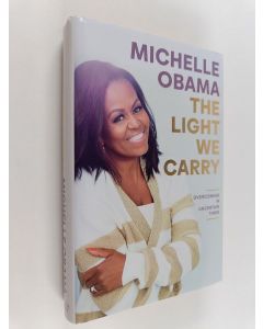 Kirjailijan Michelle Obama käytetty kirja The light we carry : overcoming in uncertain times