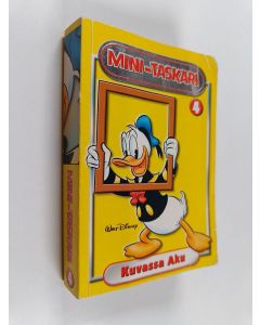 Kirjailijan Walt Disney käytetty kirja Kuvassa Aku