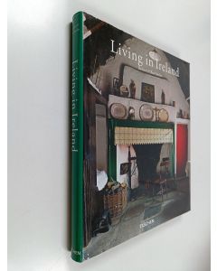 Kirjailijan Barbara Stoeltie käytetty kirja Living in Ireland