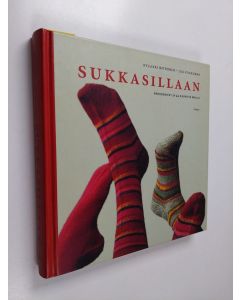 Kirjailijan Kyllikki Mitronen & Liisa Vilkkumaa käytetty kirja Sukkasillaan : perusohjeet ja 44 kaunista mallia