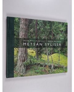 Kirjailijan Anna-Mari Kaskinen & Hannu Hautala käytetty kirja Metsän sylissä