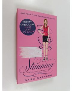 Kirjailijan Sara Shepard käytetty kirja Stunning : A pretty little liars novel