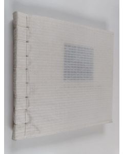 Kirjailijan Julie Anne Gilleland käytetty kirja "I am the space, where I am."