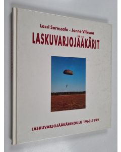 Kirjailijan Janne Vilkuna & Lassi Saressalo käytetty kirja Laskuvarjojääkärit : Laskuvarjojääkärikoulu (LjK) 1962-1992