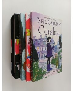 Kirjailijan Neil Gaiman & Chris Riddell käytetty kirja Neil Gaiman & Chris Riddell setti : The Graveyard Book  ; Coraline ; Fortunately, the Milk (laatikossa)