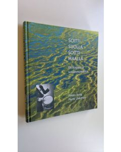 Kirjailijan Pekka Borg käytetty kirja Soitti suolla soitti maalla : ekologiaa ja sotilasmusiikkia