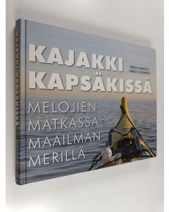 Kirjailijan Riikka Jaakkola käytetty kirja Kajakki kapsäkissä : melojien matkassa maailman merillä