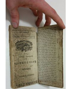 Kirjailijan Johan Möller käytetty kirja Autuuden oppi (1823) : lyhykäisesti edespandu, Lutheruxen Catechismuxen yxinkertaisexi selityxexi