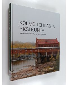 Kirjailijan Rurik Wasastjerna käytetty kirja Kolme tehdasta, yksi kunta : Kuusankosken kaavoitus- ja rakennusperintö 1850-1919