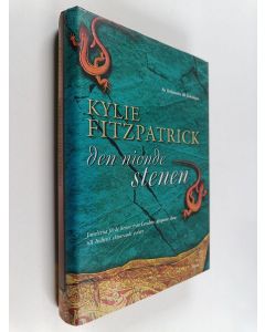 Kirjailijan Kylie Fitzpatrick käytetty kirja Den nionde stenen