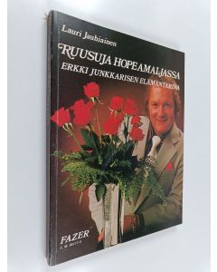Kirjailijan Lauri Jauhiainen käytetty kirja Ruusuja hopeamaljassa : Erkki Junkkarisen elämäntarina