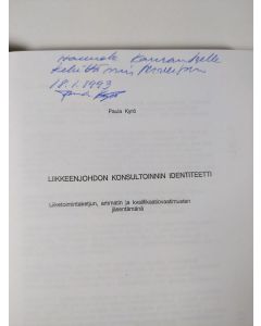 Kirjailijan Paula Kyrö käytetty kirja Liikkeenjohdon konsultoinnin identiteetti : liiketoimintaketjun, ammatin ja kvalifikaatiovaatimusten jäsentämänä (tekijän omiste)