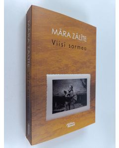 Kirjailijan Māra Zālīte käytetty kirja Viisi sormea