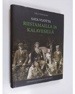 Kirjailijan Mauri Soikkanen käytetty kirja Sata vuotta riistamailla ja kalavesillä : Metsästys ja Kalastus 1911-2011