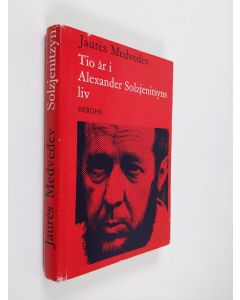 Kirjailijan Jaures Medvedev käytetty kirja Tio år i Alexander Solzjenitsyns liv
