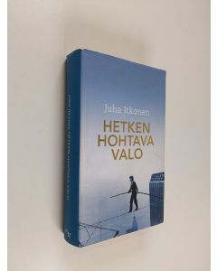Kirjailijan Juha Itkonen käytetty kirja Hetken hohtava valo